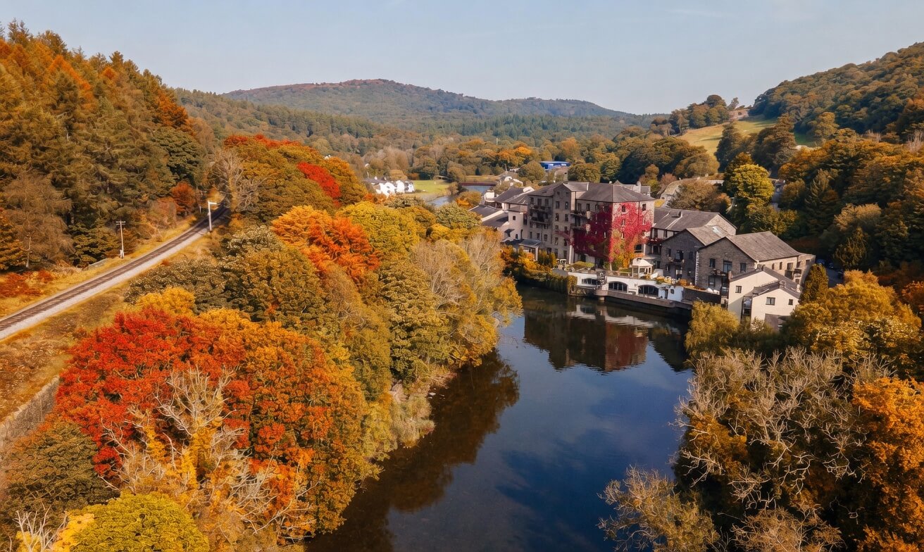 Whitewater Hotel Autumn River View